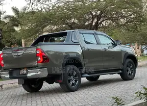 Toyota Hilux 2023 Brown