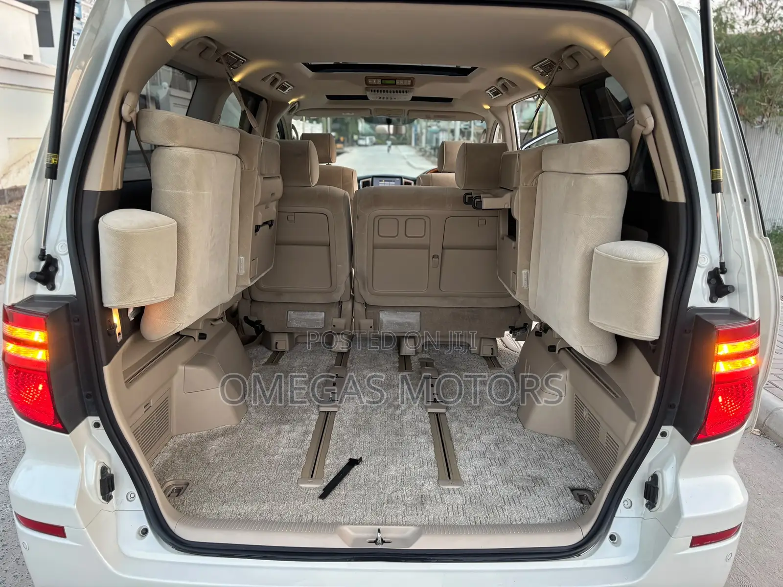 Toyota Alphard 2.4 Petrol FWD 2006 White