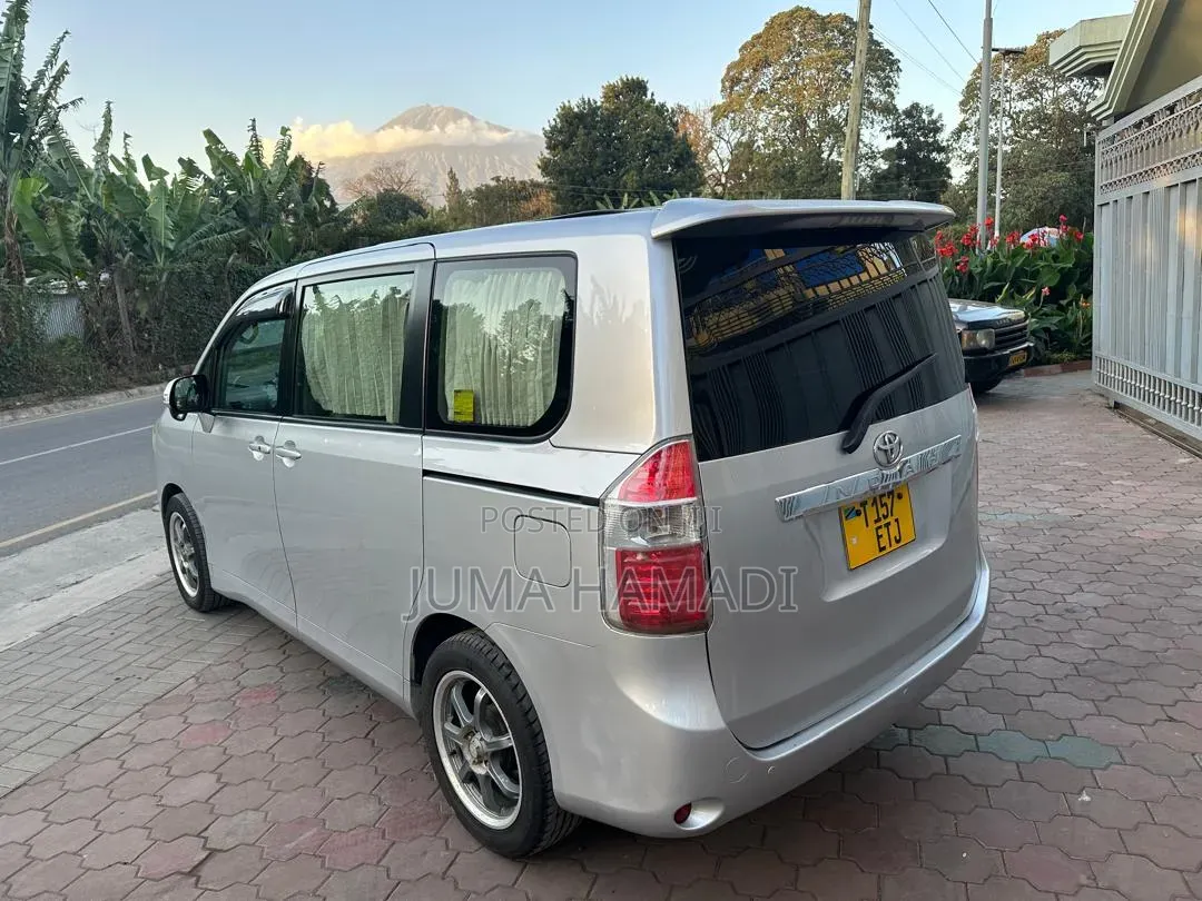 Toyota Noah 2009 Silver