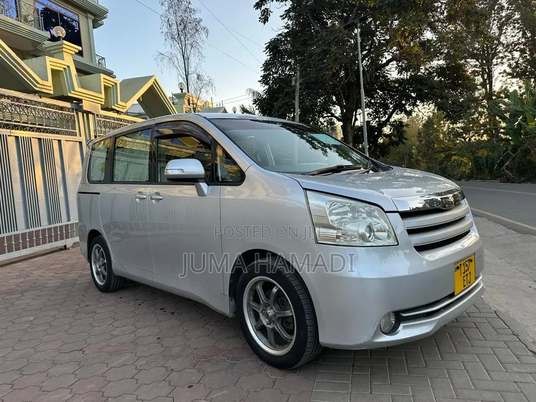 Toyota Noah 2009 Silver