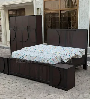 Kitanda , Kabati Milango 4, Bedside 2 Classic Na Godoro