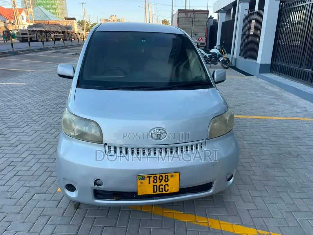 Toyota Porte 2004 Silver