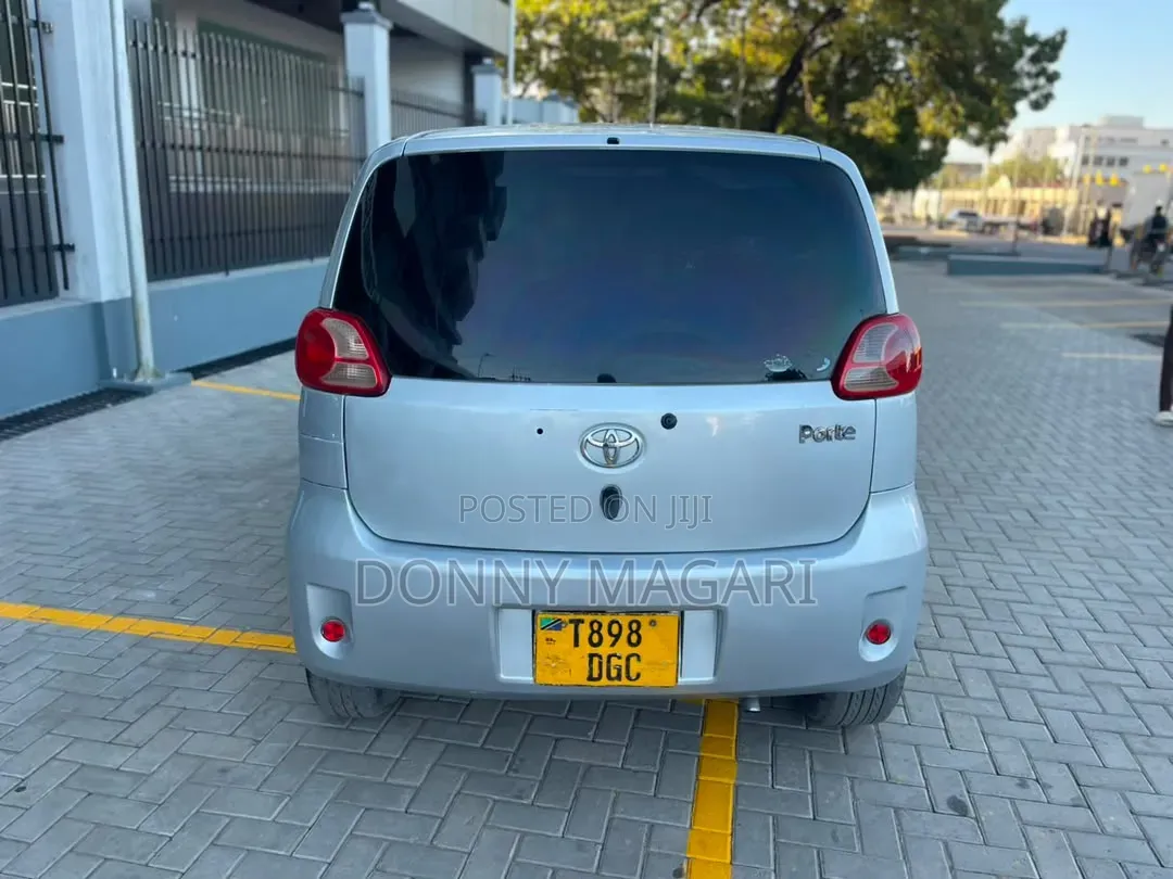 Toyota Porte 2004 Silver