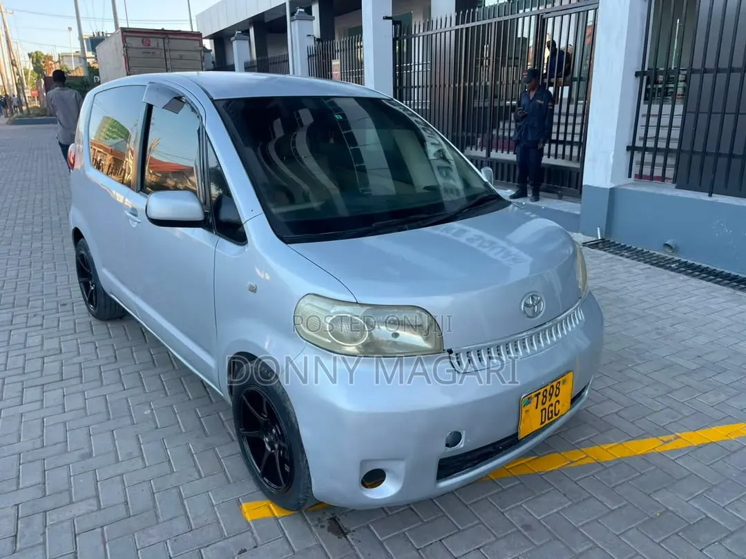 Toyota Porte 2004 Silver