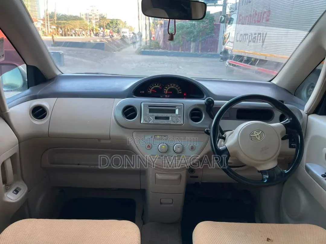 Toyota Porte 2004 Silver