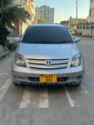 Toyota IST 2004 Silver
