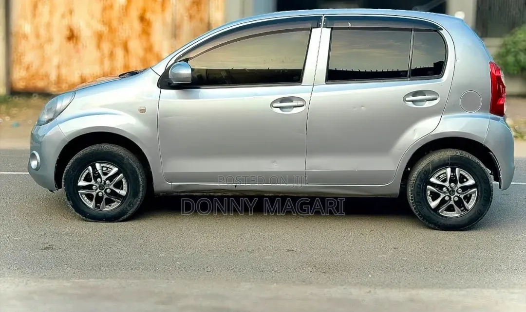 Toyota Passo 2011 Silver