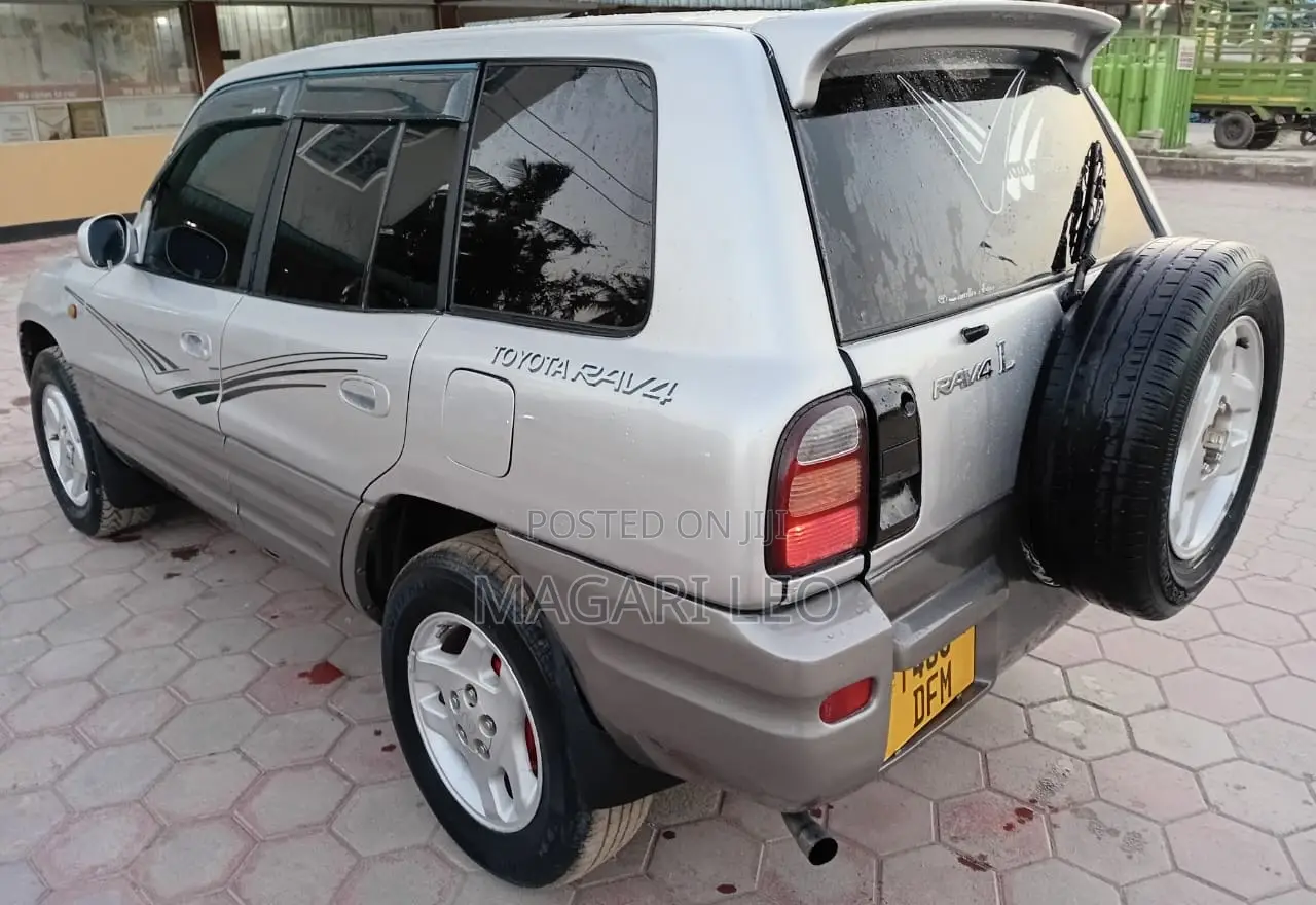 Toyota RAV4 Base FWD 1999 Silver