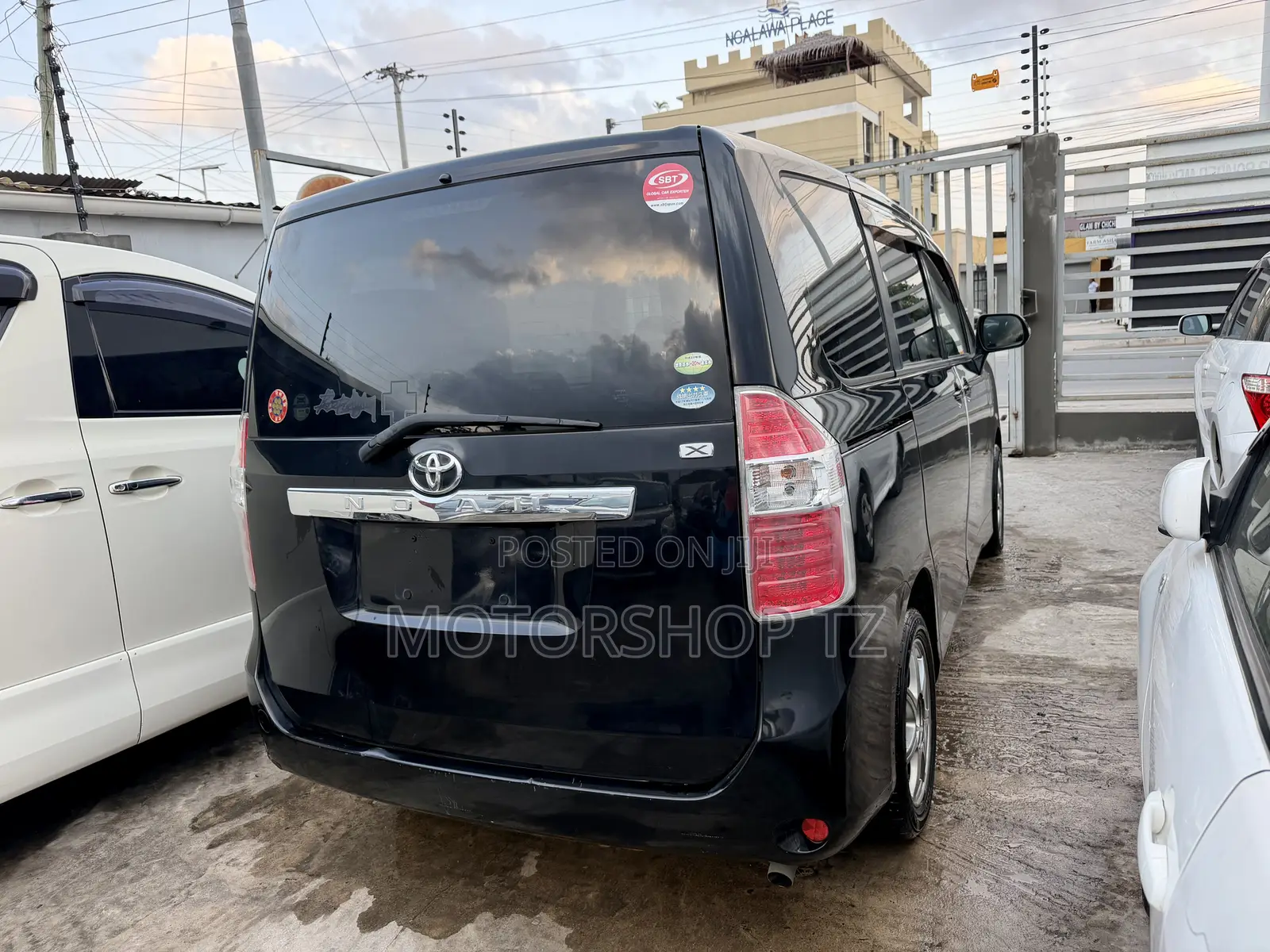 Toyota Noah 2.0 143hp FWD (8 Seater) 2008 Black