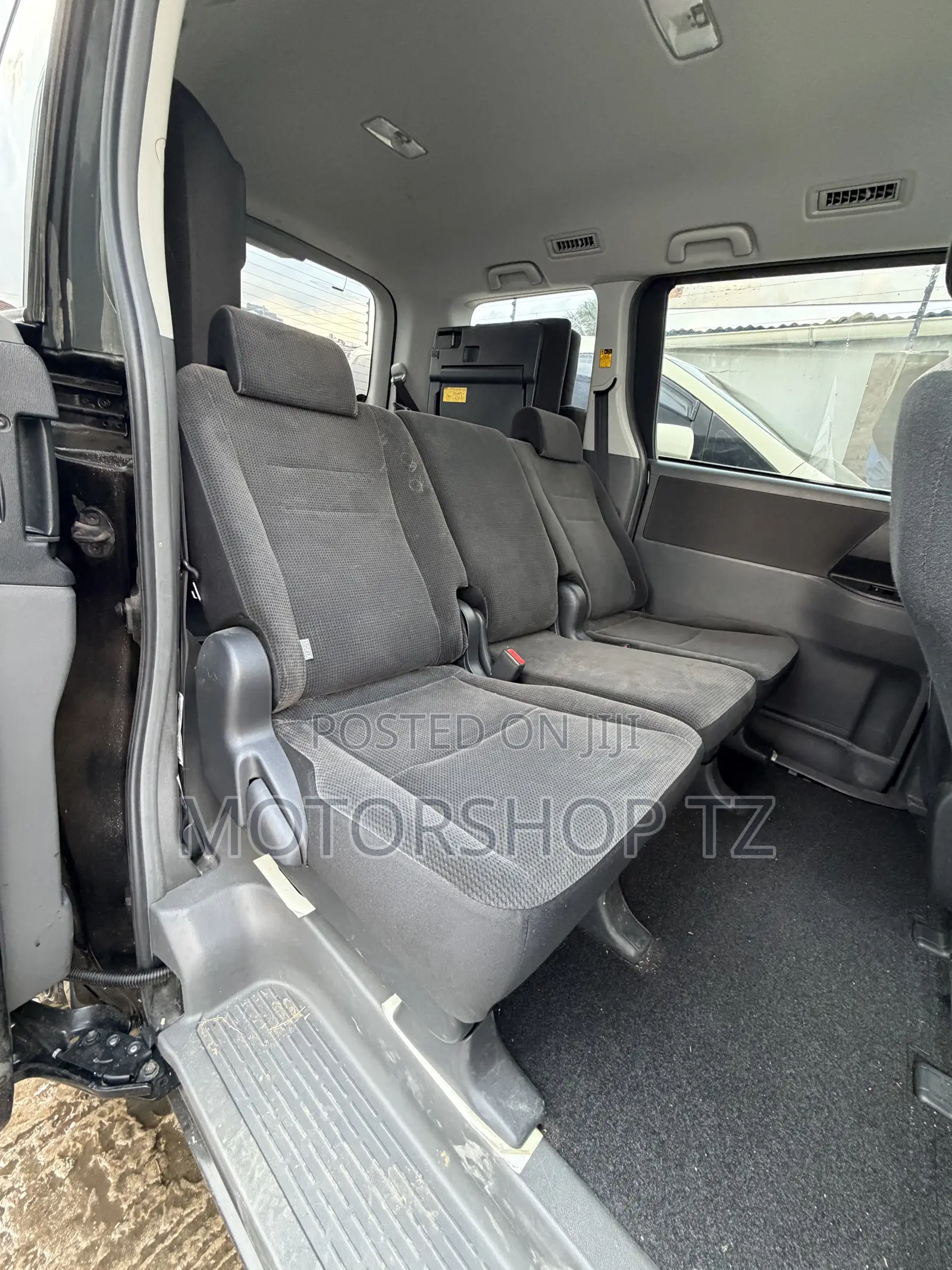 Toyota Noah 2.0 143hp FWD (8 Seater) 2008 Black