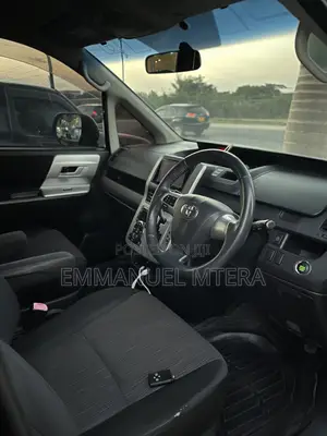 Toyota Noah 2.0 143hp FWD (7 Seater) 2010 Black