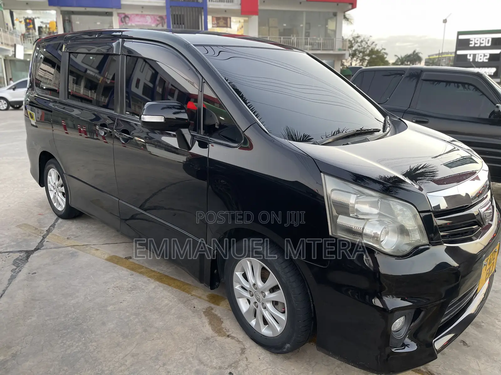 Toyota Noah 2.0 143hp FWD (7 Seater) 2010 Black