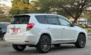 Toyota Vanguard 2010 White