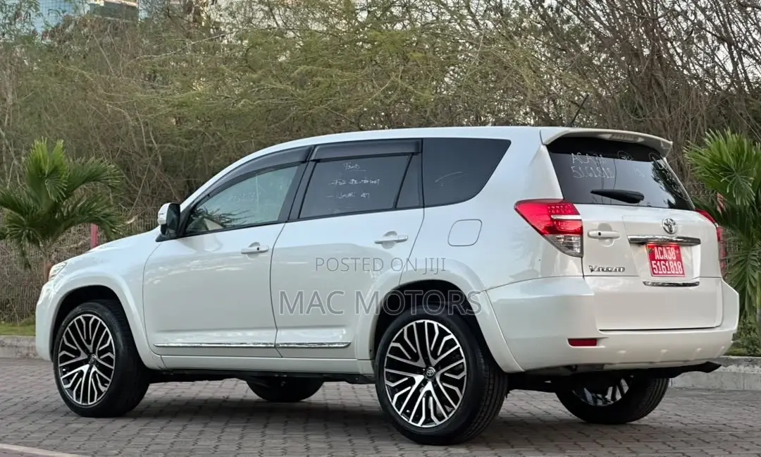 Toyota Vanguard 2010 White