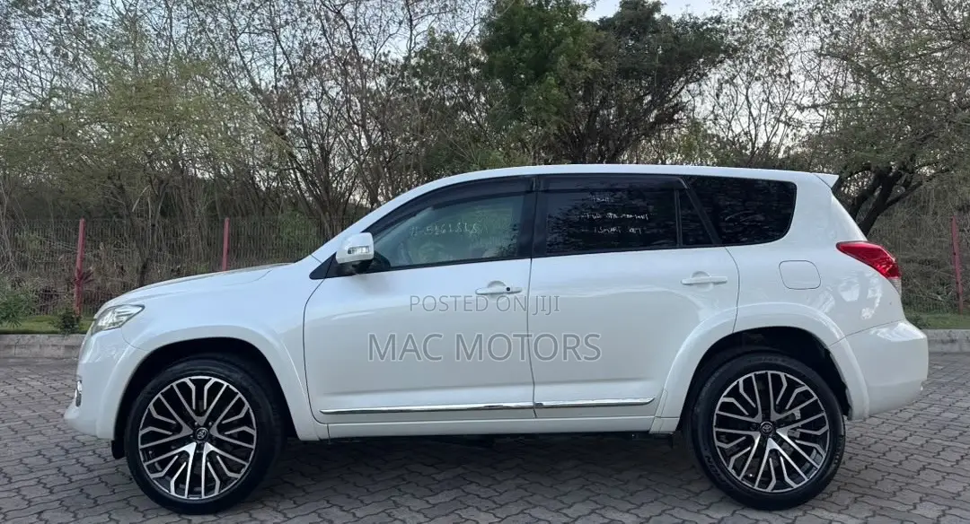 Toyota Vanguard 2010 White