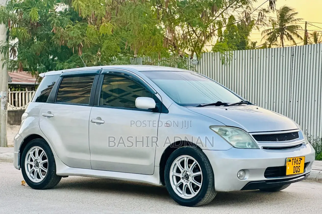 Toyota IST 2004 Silver