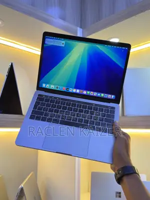 New Laptop Apple MacBook Pro 2017 8GB Intel Core i5 SSD 256GB