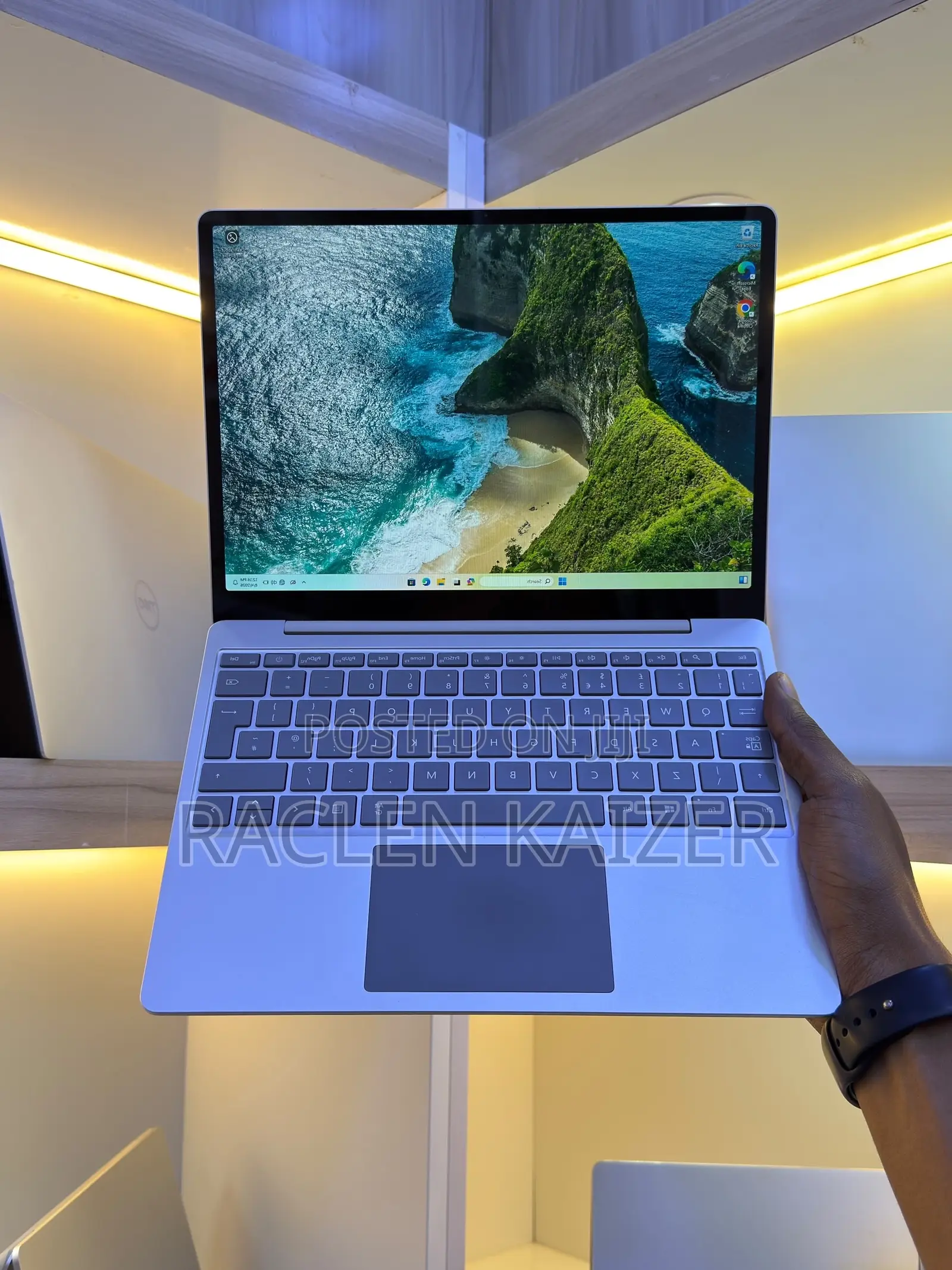 New Laptop Microsoft Surface Laptop Go 8GB Intel Core i5 SSD 256GB