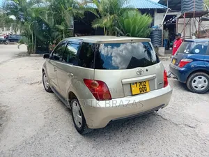 Toyota IST 2004 Gold