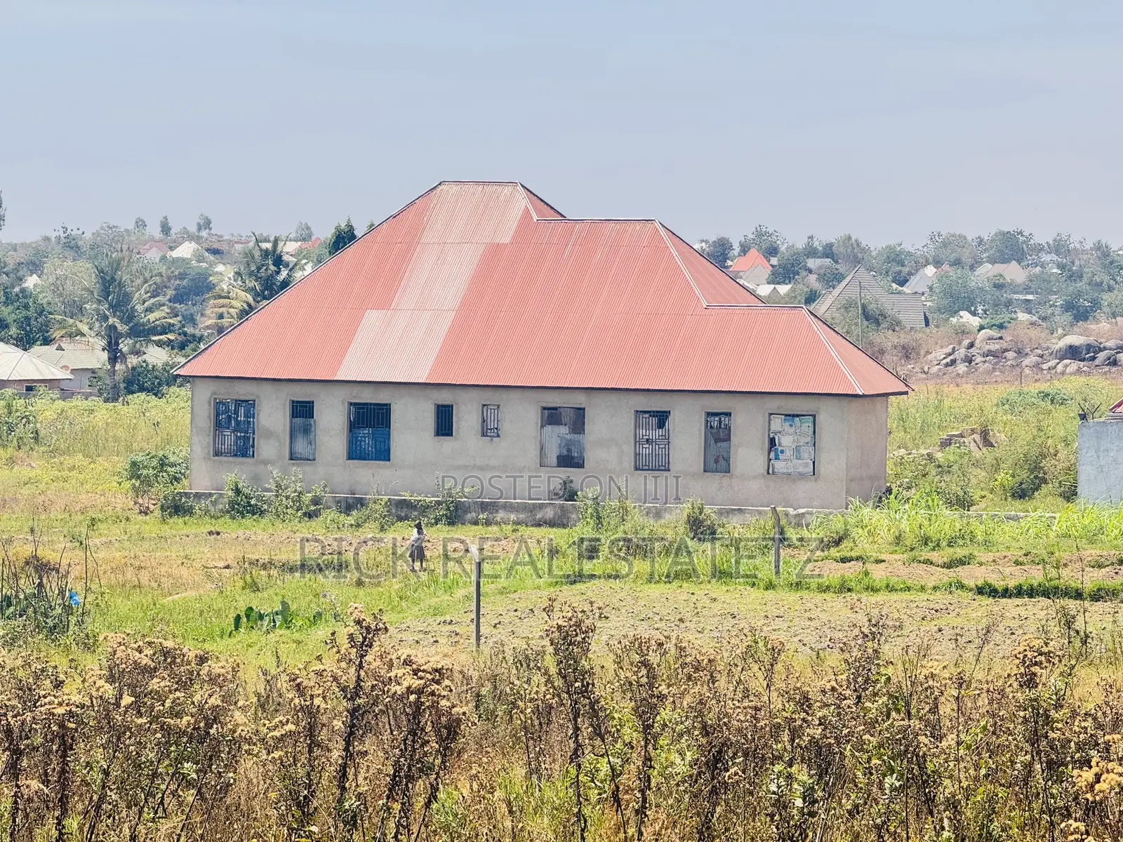 Kiwanja Cha SQM 1,104 Kinauzwa Buswelu Wilayani