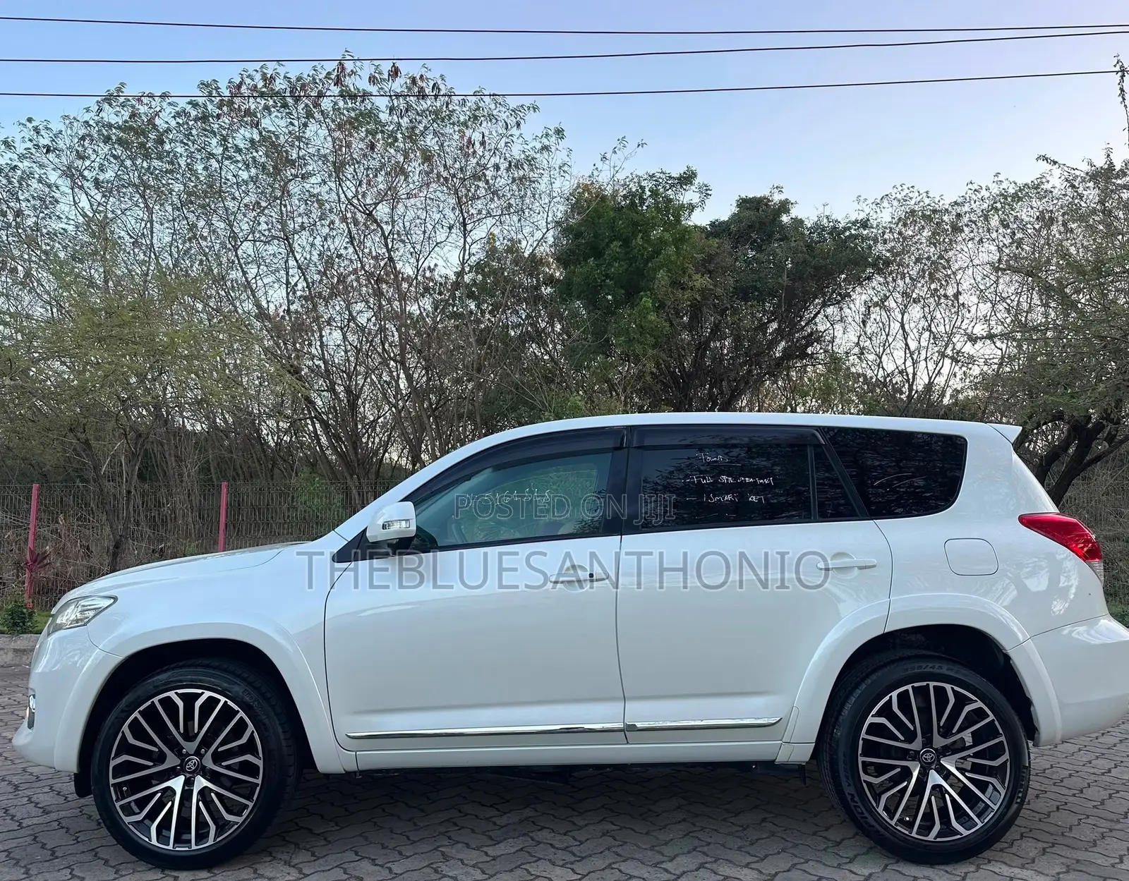 Toyota Vanguard 2012 White