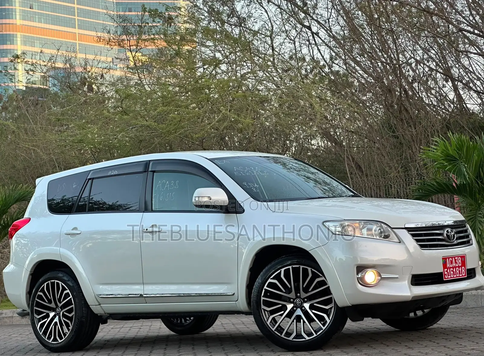 Toyota Vanguard 2012 White