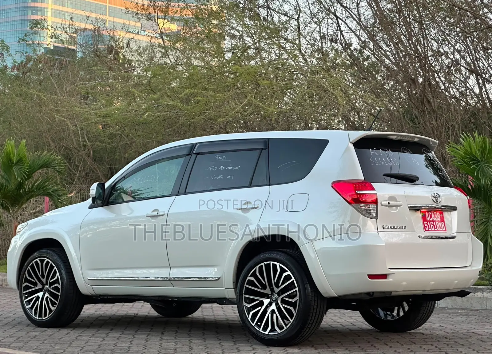 Toyota Vanguard 2012 White