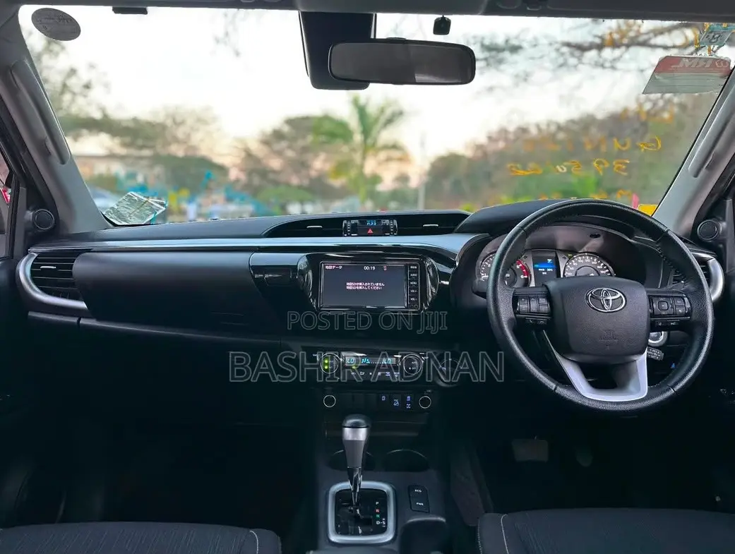 Toyota Hilux 2023 Gray