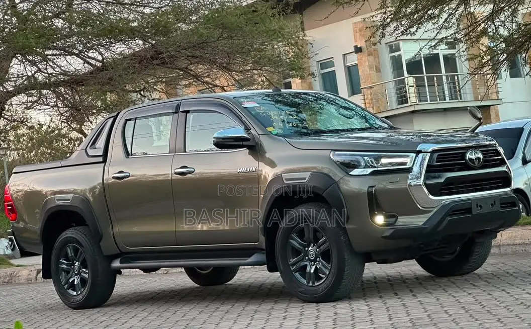 Toyota Hilux 2023 Gray