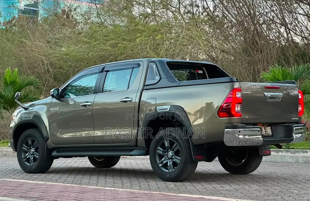 Toyota Hilux 2023 Gray