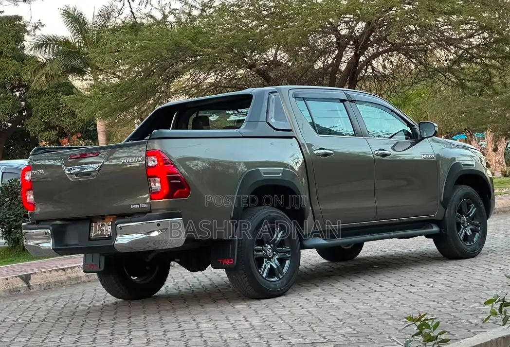 Toyota Hilux 2023 Gray