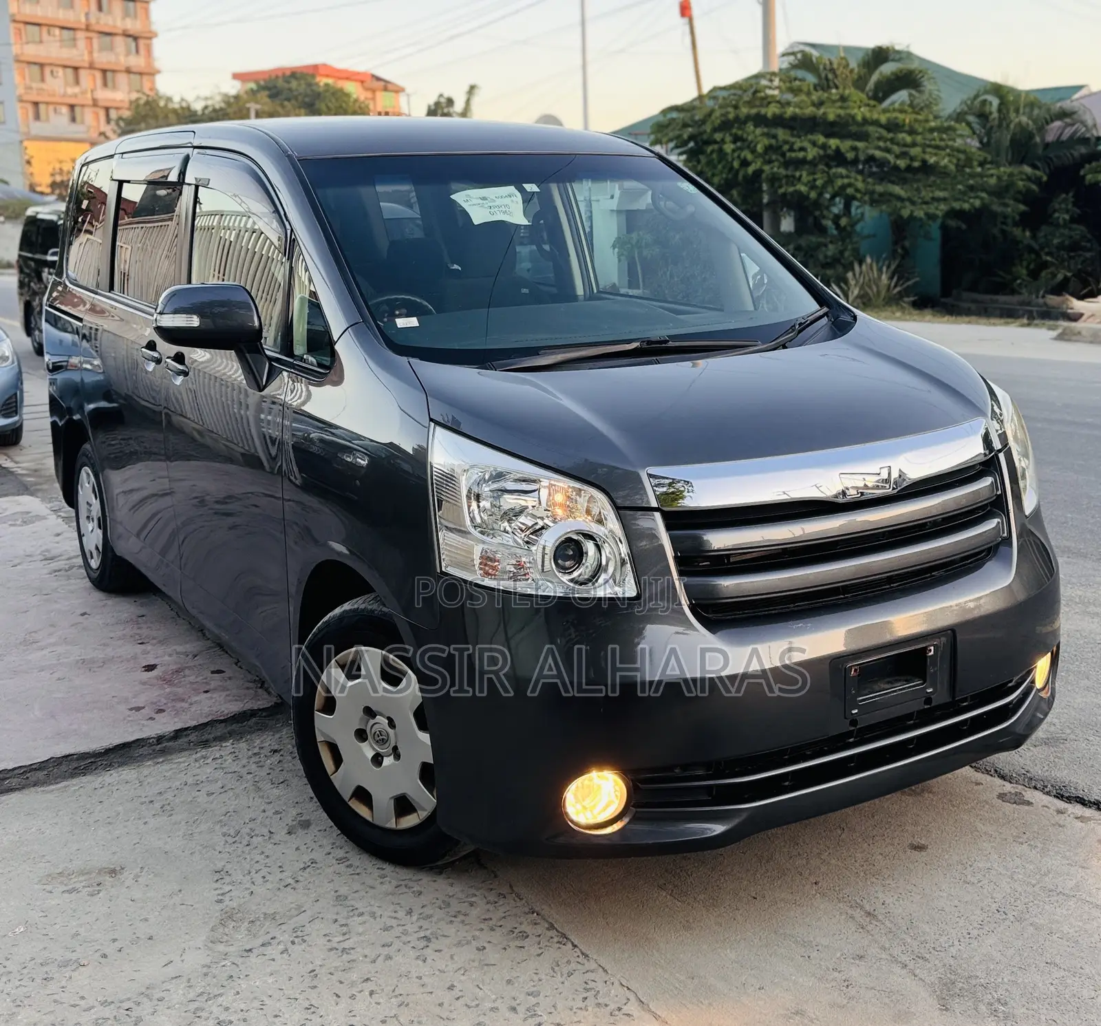 Toyota Noah 2.0 143hp AWD (7 Seater) 2009 Gray