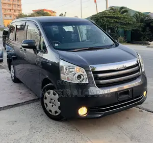 Toyota Noah 2.0 143hp AWD (7 Seater) 2009 Gray
