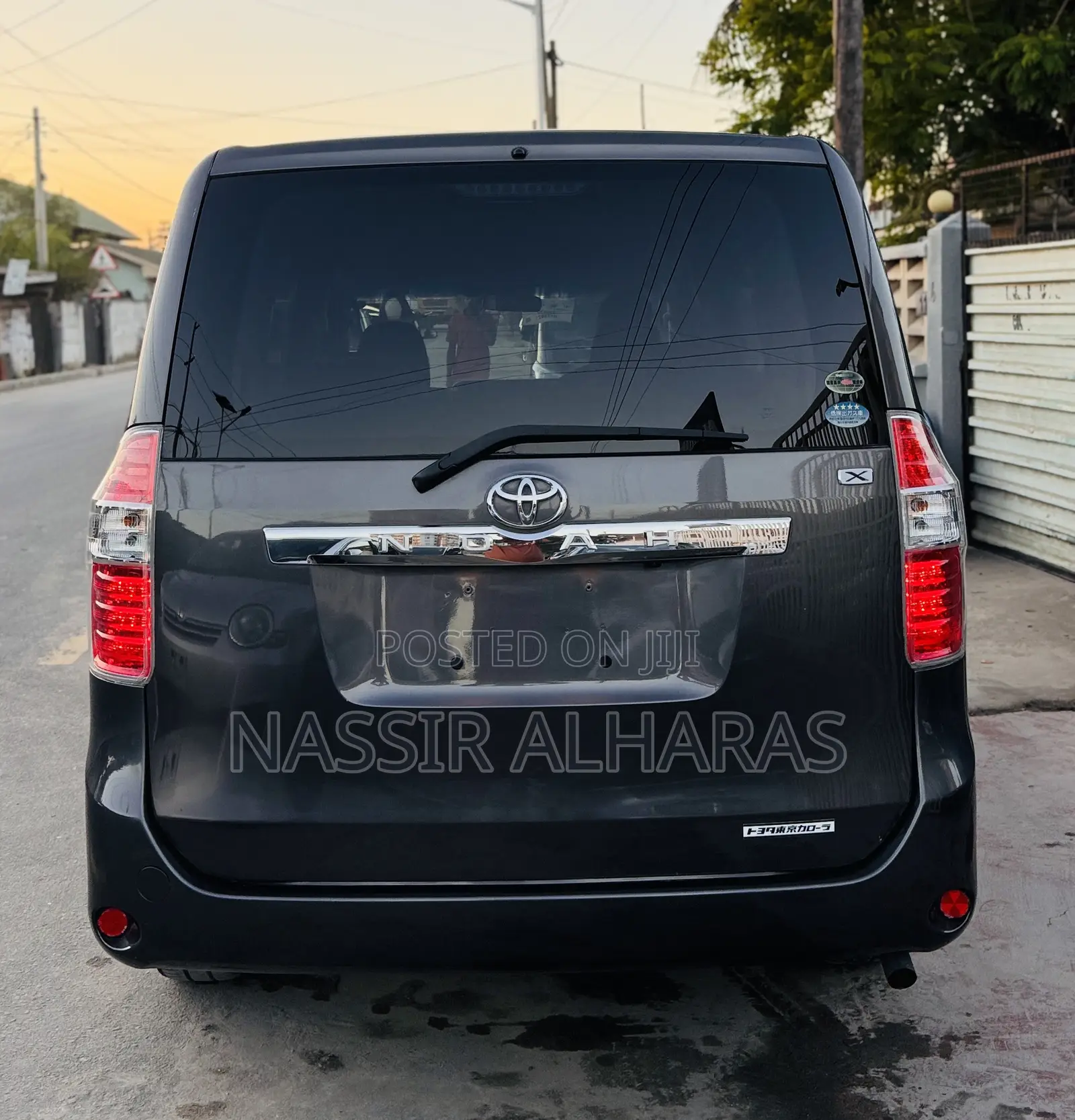Toyota Noah 2.0 143hp AWD (7 Seater) 2009 Gray