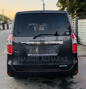 Toyota Noah 2.0 143hp AWD (7 Seater) 2009 Gray