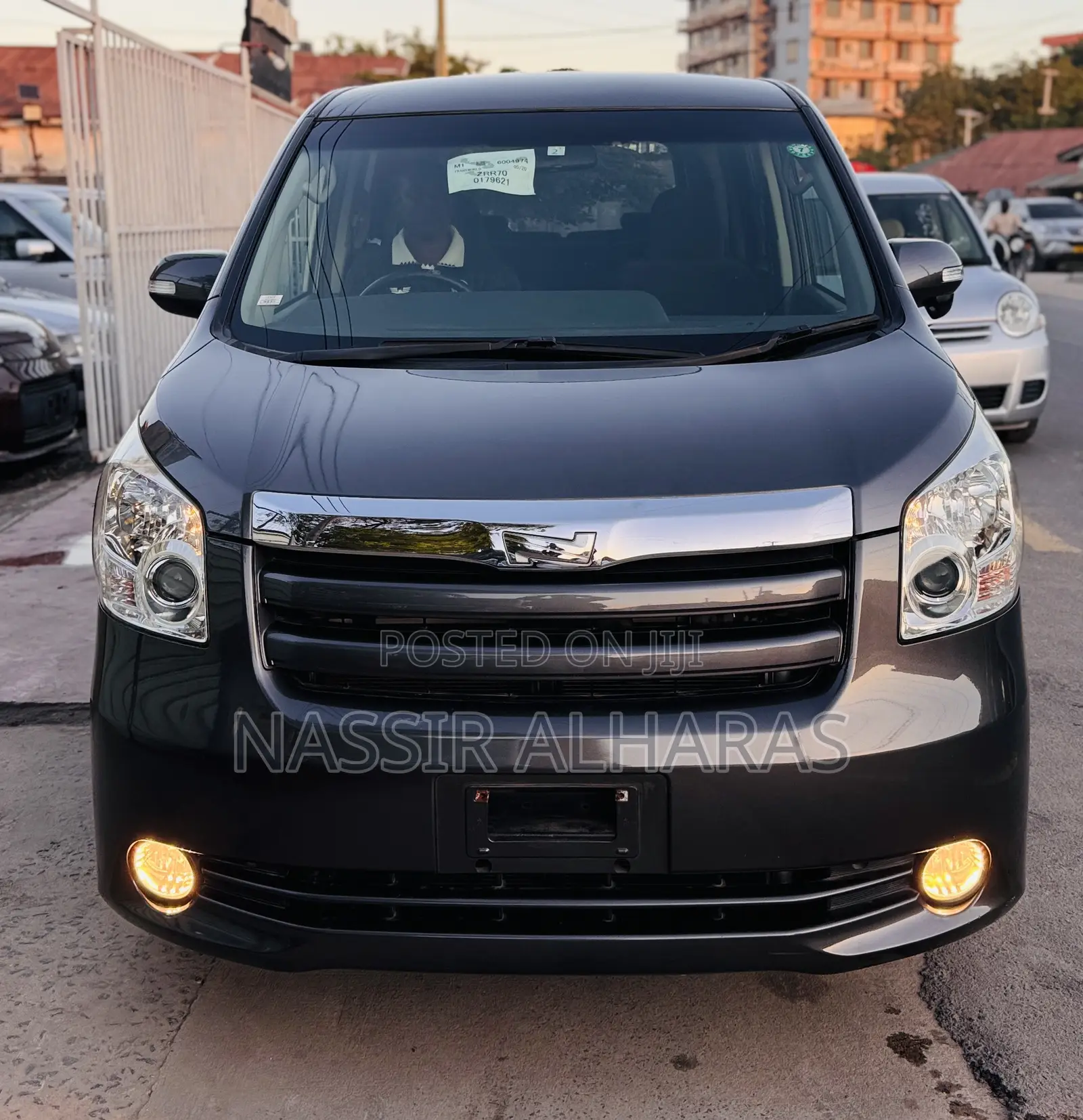 Toyota Noah 2.0 143hp AWD (7 Seater) 2009 Gray