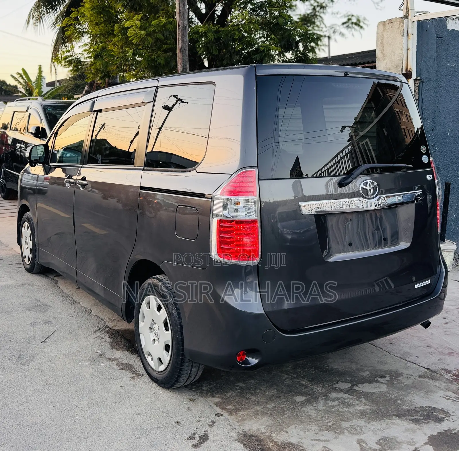 Toyota Noah 2.0 143hp AWD (7 Seater) 2009 Gray