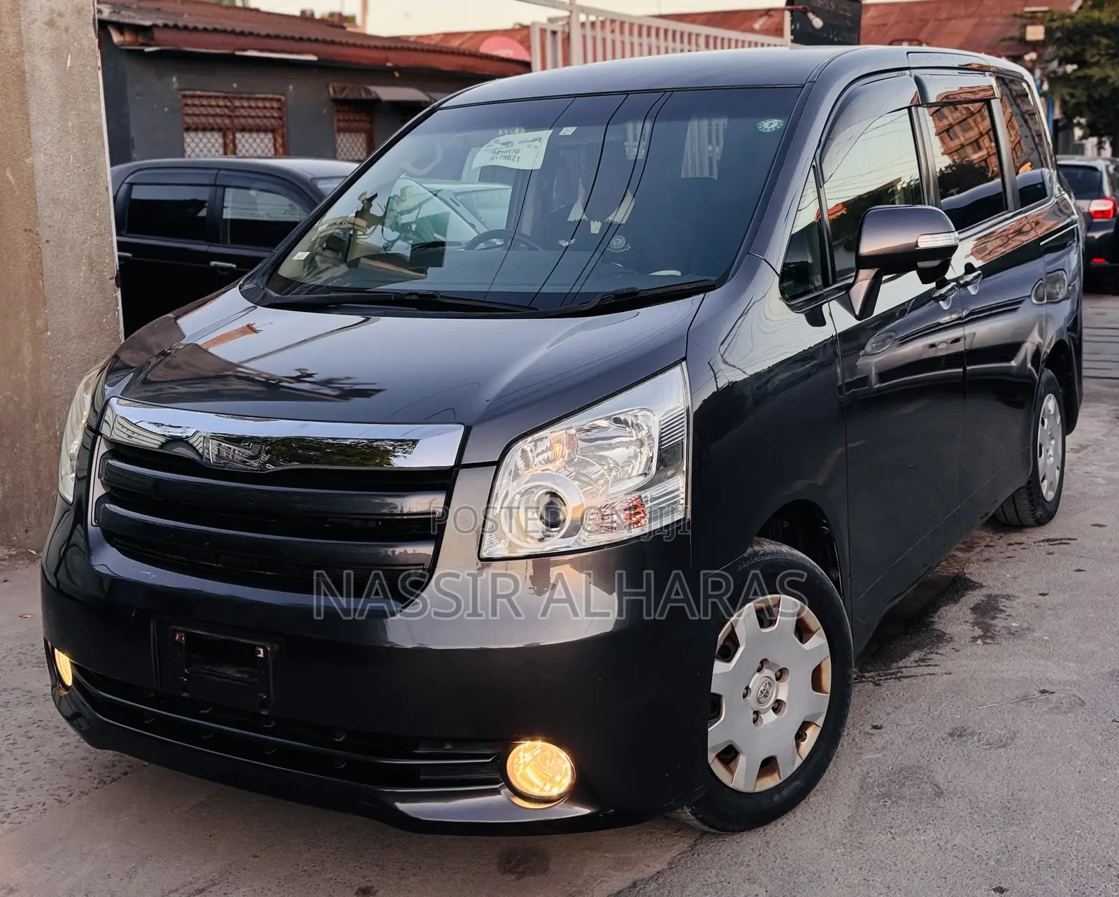 Toyota Noah 2.0 143hp AWD (7 Seater) 2009 Gray