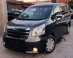 Toyota Noah 2.0 143hp AWD (7 Seater) 2009 Gray