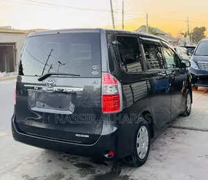 Toyota Noah 2.0 143hp AWD (7 Seater) 2009 Gray