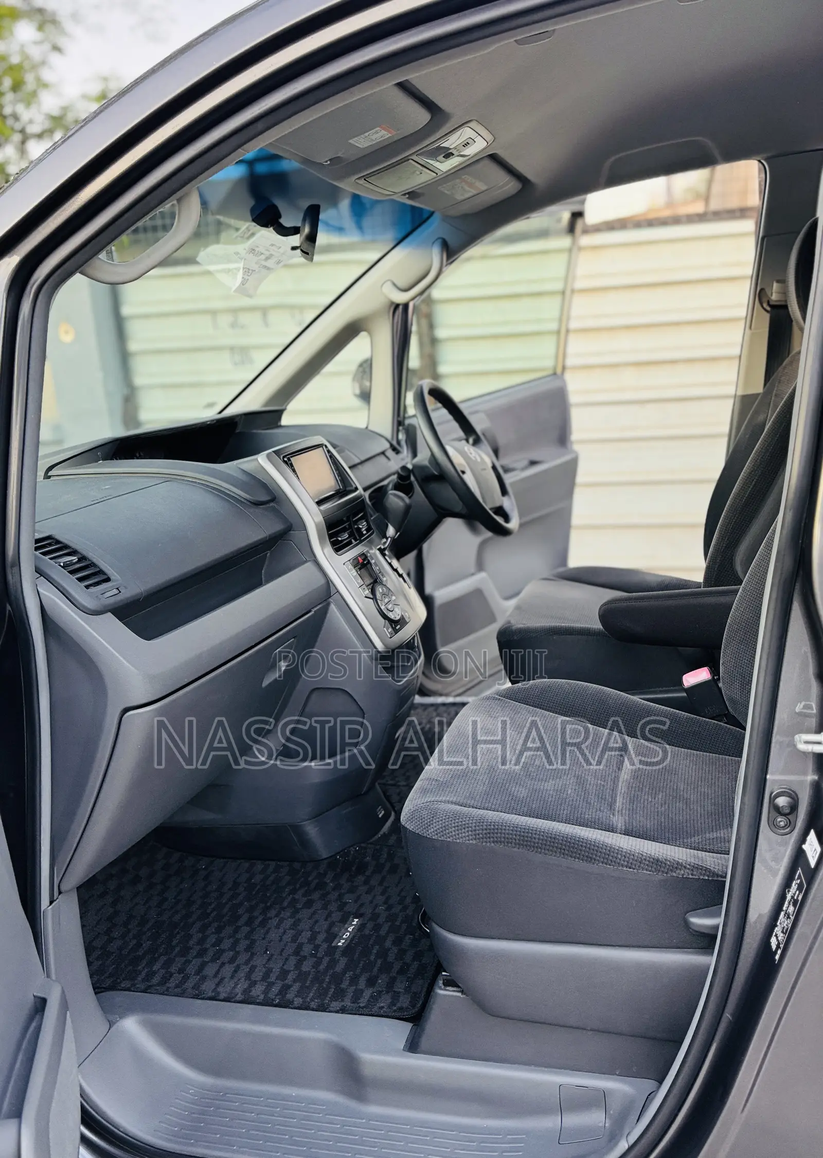 Toyota Noah 2.0 143hp AWD (7 Seater) 2009 Gray