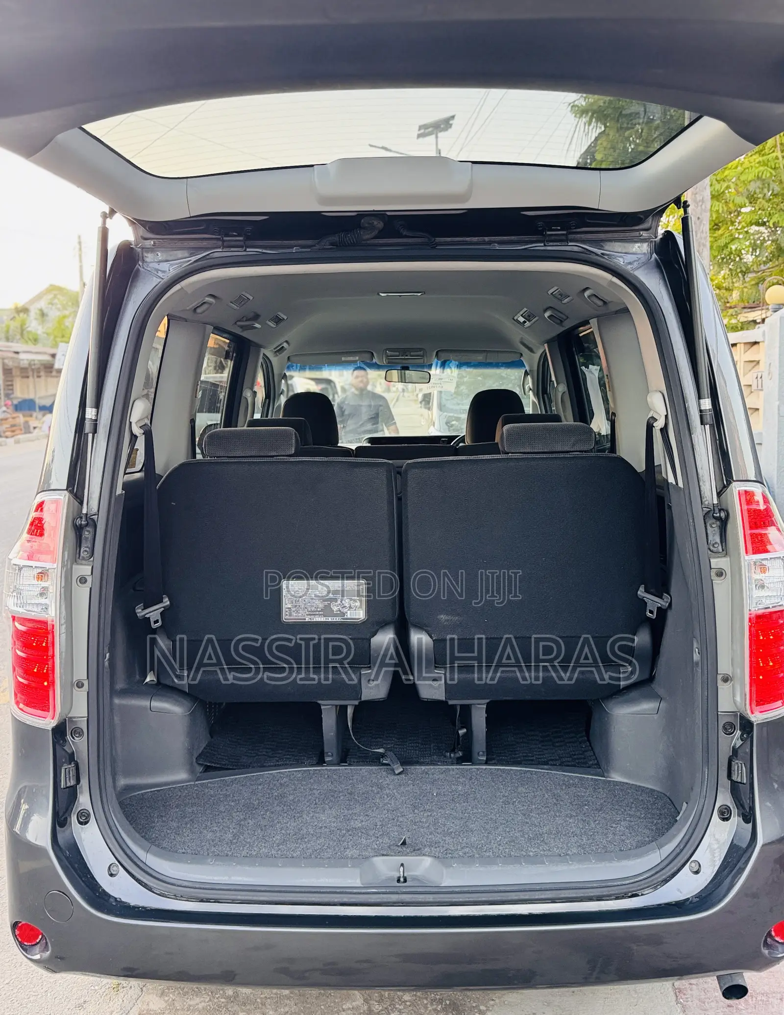Toyota Noah 2.0 143hp AWD (7 Seater) 2009 Gray