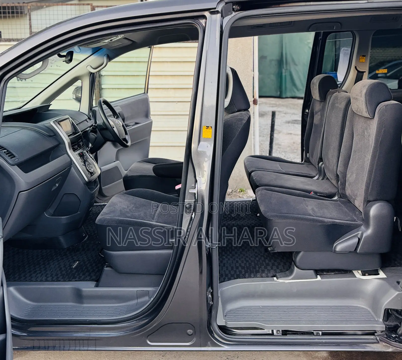 Toyota Noah 2.0 143hp AWD (7 Seater) 2009 Gray
