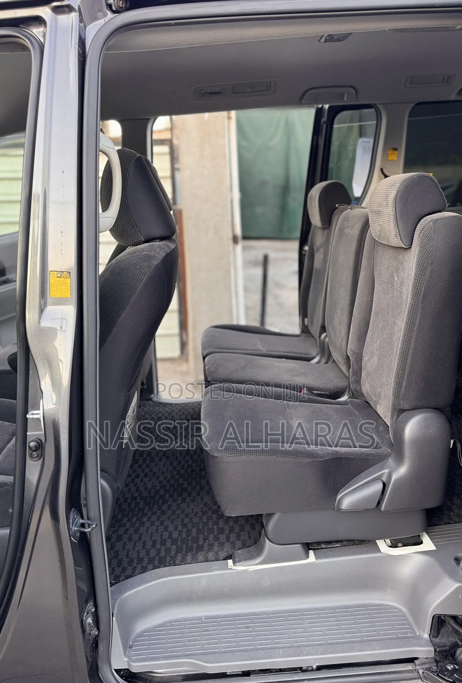 Toyota Noah 2.0 143hp AWD (7 Seater) 2009 Gray