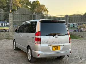 Toyota Noah 2005 Silver