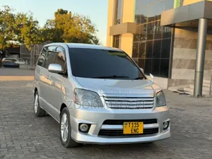 Toyota Noah 2005 Silver