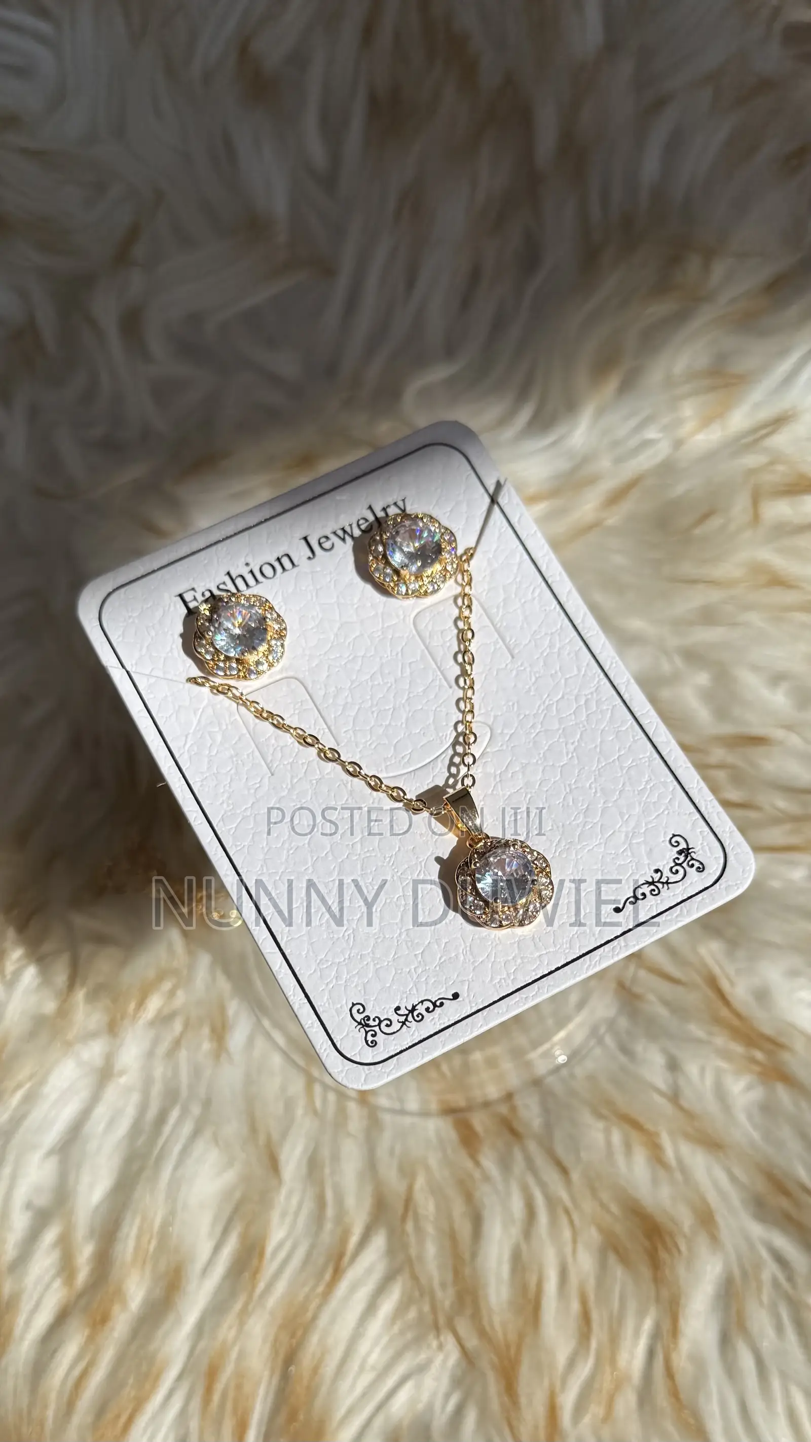 Elegant Crystal Flower Halo Jewelry Set – Necklace Earrings