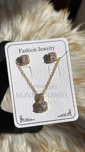 Elegant Crystal Square Halo Jewelry Set – Necklace Earrings