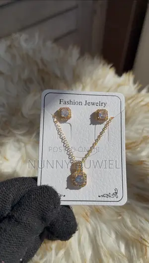 Elegant Crystal Square Halo Jewelry Set – Necklace Earrings