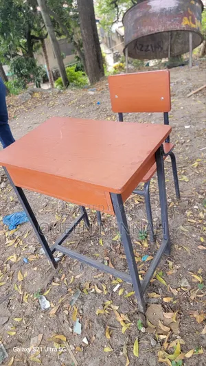 Meza Na Kiti Za Chuma Na Mbao Ya Wanafunzi